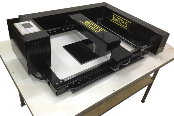 Dispositifs pour la gravure des dalles de granit et des insertions à l’aide de la machine-outil à laser